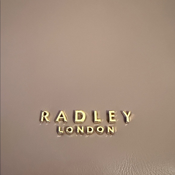 RADLEY LONDON NWT Handbag. Beige crossbody or hand bag. Elegant bag soft leather - Picture 3 of 7